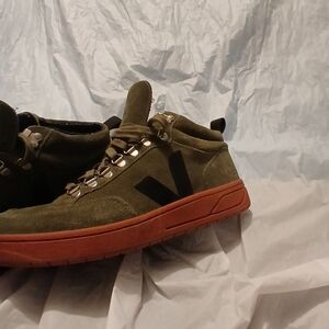 Veja mens roraima suede lace up sneakers green/olive  size 9 T2 B Looking For V